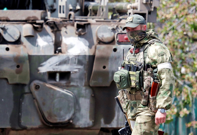 华盛顿智库「战争研究所」（Institute for the Study of War）15日指出，俄军可能耗尽具备战斗能力的后备部队。图为在顿内茨克地区的亲俄部队。（资料照／路透社）