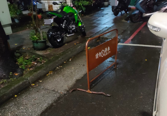 公有停車格遭路霸擺「請勿停車」占位，網暴動。（圖／翻攝自爆怨公社）
