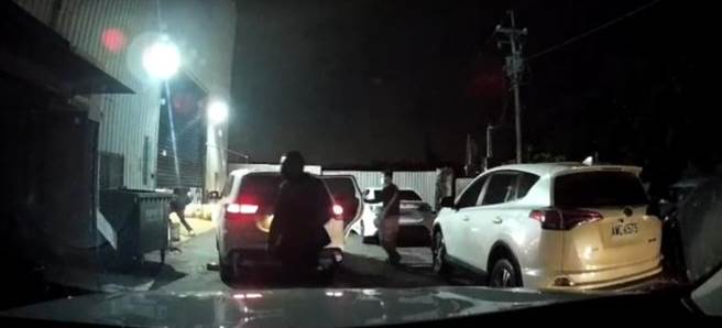 警方破獲販毒集團位於仁武區的鐵皮工廠。（翻攝照片／崔正綱高雄傳真）