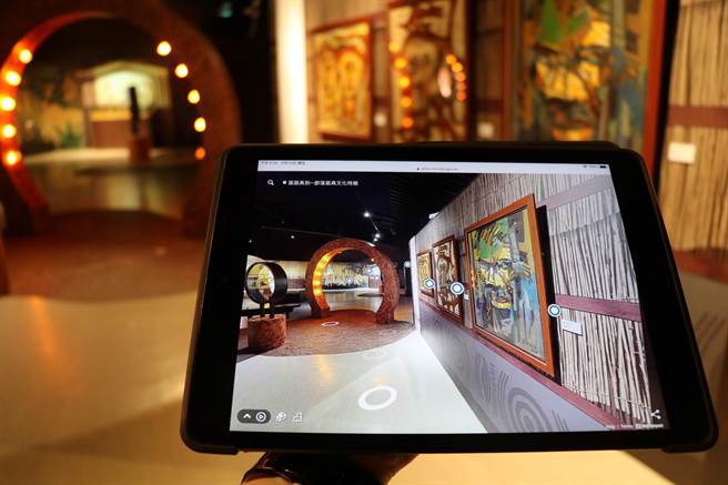 民眾透過數位博物館看展，感受不減如身歷其境。