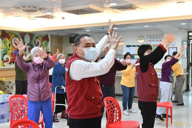 新北市长侯友宜上午访视五股老人公寓，与长辈们一起运动。（新北市社会局提供）