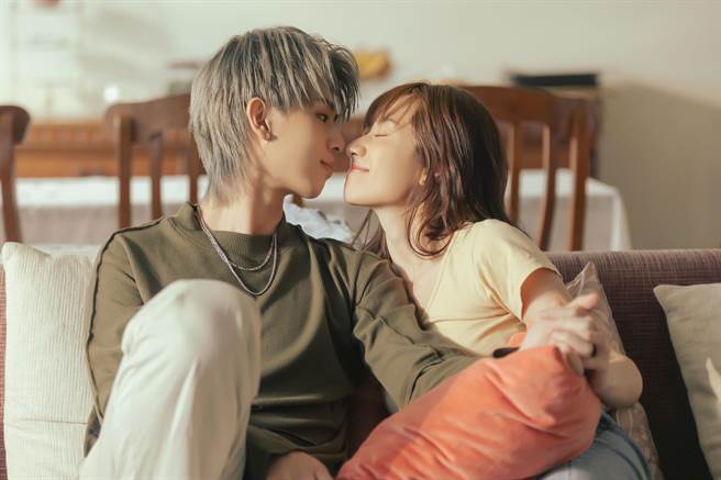 林亭翰在MV裡和女主角磨鼻子上演親密戲。（青田音樂提供）