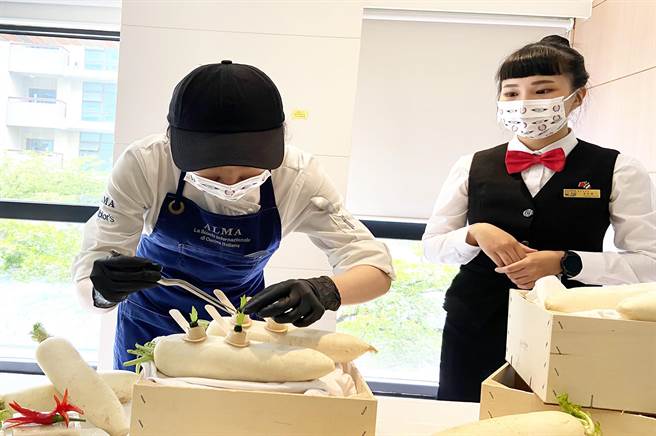 弘光科大餐旅系學生聚精會神準備畢業成果發表會。(弘光科大提供)