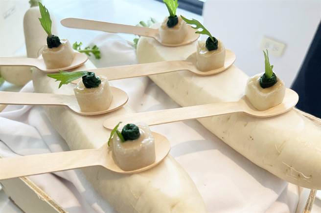 以台中第二市場小吃發想的蘿蔔糕等精緻創意開胃小點。(弘光科大提供)