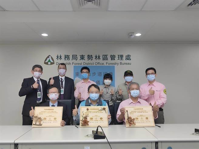 东势林管处处长张弘毅(中)、山岳会理事长林祈孝(右)及三信银行董事长廖松岳(左)共同签署步道认养服务协议。(东势林管处提供)