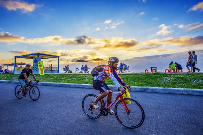 县府将福兴溪景观桥衔接桃竹自行车道，铁马族就不必绕道，一路欣赏海岸线风光，安全又便捷。（罗浚滨摄）