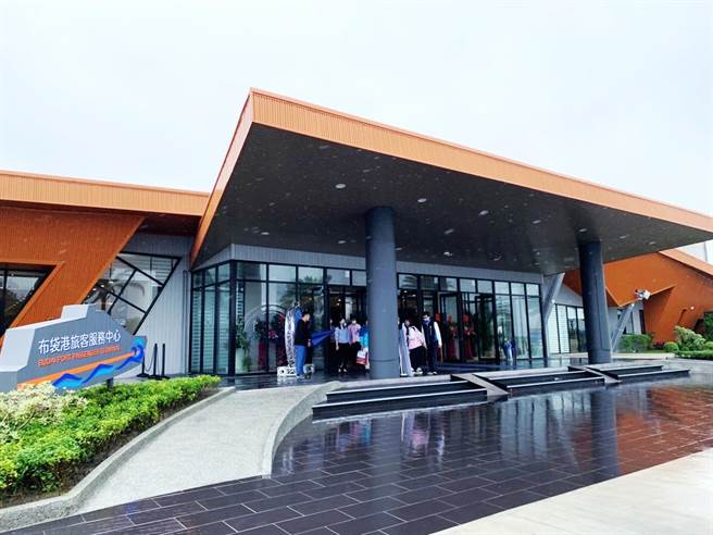斥資2.38億元，花2年時間建設的布袋商港新旅客服務中心今正式啟用。（呂妍庭攝）