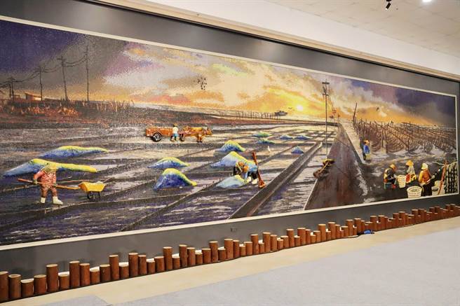 斥資2.38億元，花2年時間建設的布袋商港新旅客服務中心今正式啟用，在地藝術家打造的交趾陶壁畫是一大亮點。（呂妍庭攝）