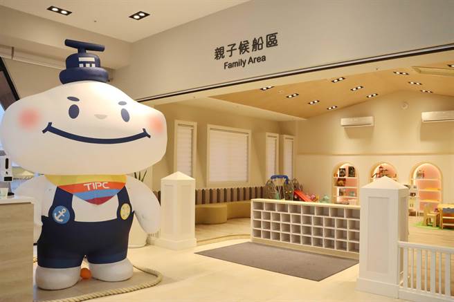 全新旅服中心空間增加1倍，同時導入最現代化的設施，包括愛心售票櫃台、通關設施、親子候船區等。（呂妍庭攝）