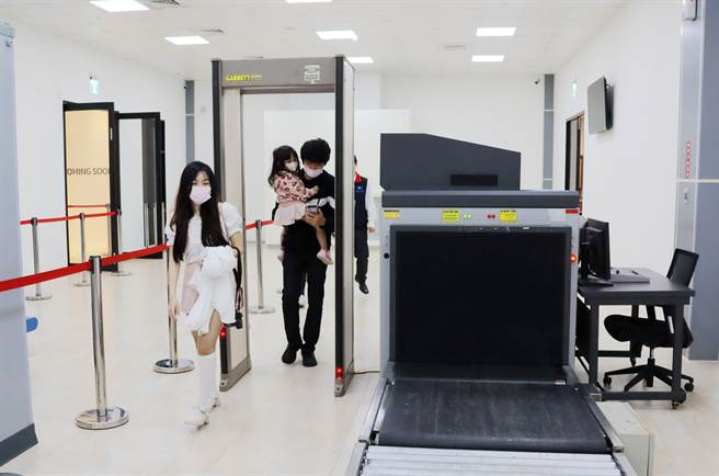 全新旅服中心空間增加1倍，同時導入最現代化的設施，包括愛心售票櫃台、通關設施、親子候船區等。（呂妍庭攝）