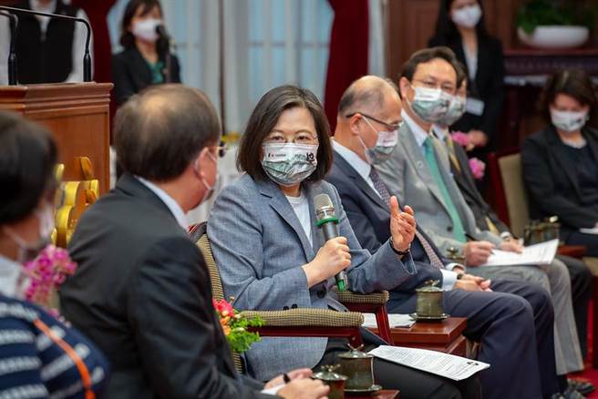 蔡英文总统接见亚洲台湾商会联合总会第29届回国访问团(总统府提供)