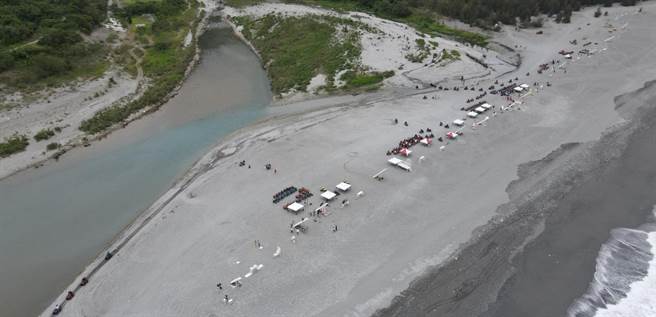 花莲近海近年兴起刺激好玩的沙滩车游憩活动，也让海岸的生态与地貌遭破坏。（花莲县议员杨华美服务处提供／罗亦晽花莲传真）