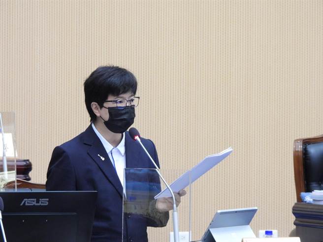 花莲县议员杨华美今在定期大会上，针对近年兴起的沙滩车产业，质询观光处。（罗亦晽摄）