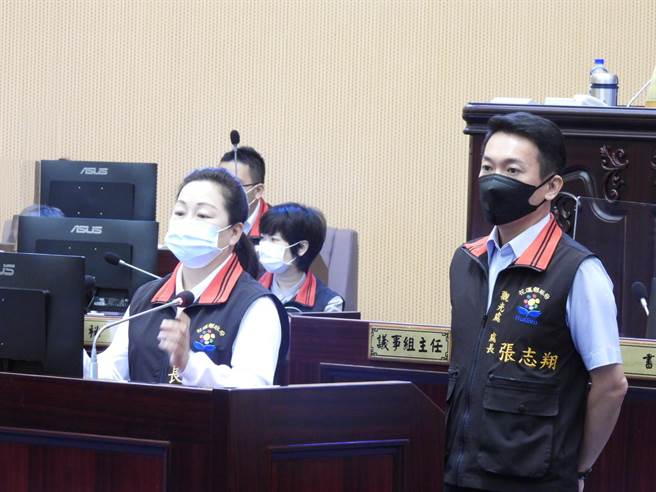花莲县议员杨华美今在定期大会上，针对近年兴起的沙滩车产业，质询县长徐榛蔚及观光处长张志翔。（罗亦晽摄）
