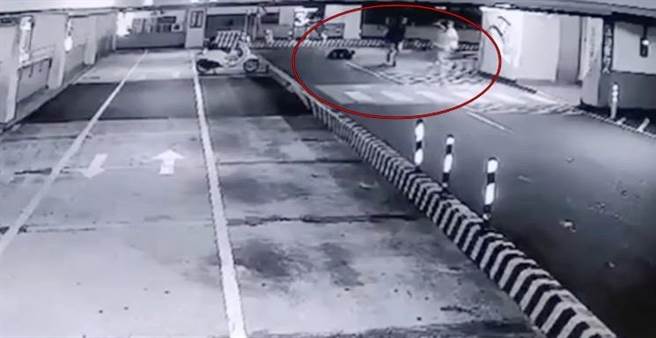 峨眉停车场15日晚间10点多发生当街砍人案件。（翻摄画面）