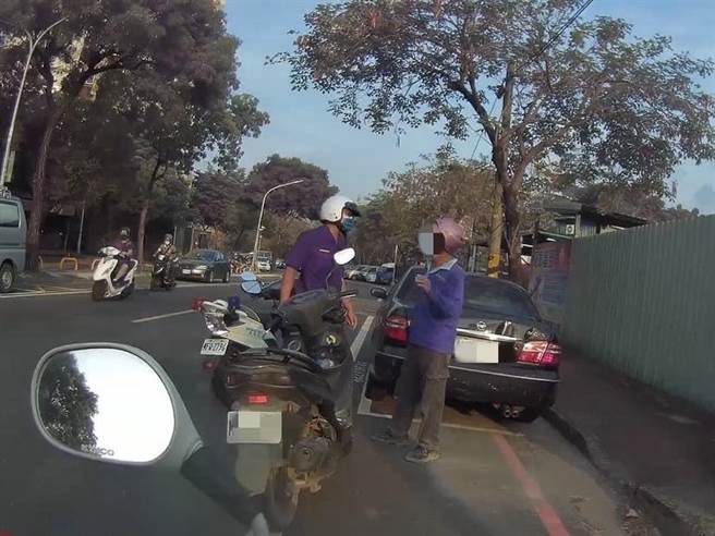 高雄52歲謝姓男子14日晚間酒後騎乘機車，行經中崙路時遭巡邏員警示意停車攔查，謝男酒測值高達0.46mg／l，且經調查，謝男已是第4次酒駕被捕，後續將遭高市府交通局公布全名、無碼照及違規事實。（翻攝畫面／洪浩軒高雄傳真）