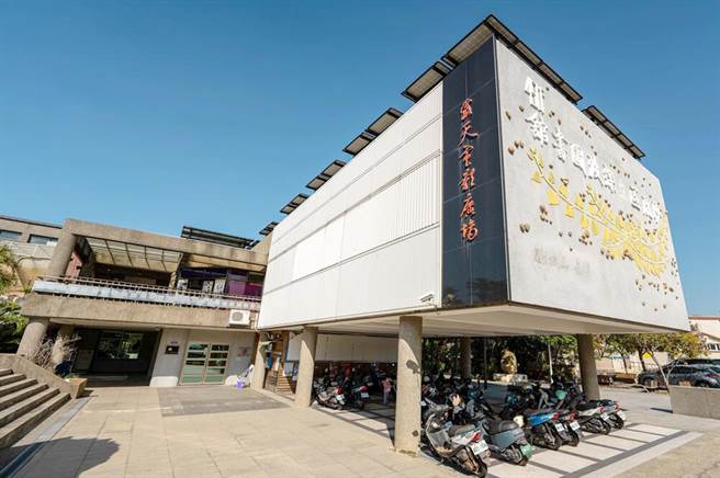 沙鹿深波图书馆是国内数一数二「电影主题」特色图书馆，30多年来是海线在地学子成长过程的珍贵回忆。(台中市政府提供)