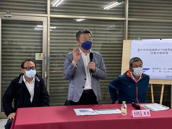 民进党提名台中市长参选人、立法院副院长蔡其昌16日体检74号环线交通问题。（卢金足摄）