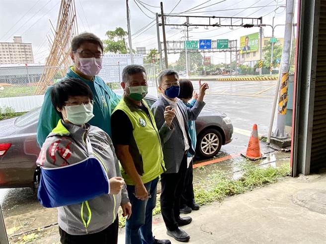 立法院副院长蔡其昌与台中市民进党籍多名议员检讨74号环线交通，假日流量大增、或因号志、交通事故或设施不足，造成快官交流道、雾峰交流道与国道3号衔接路段壅塞。（卢金足摄）