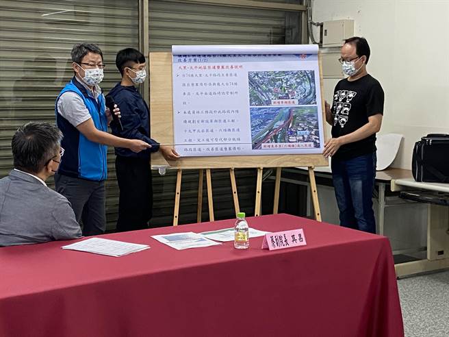 立法院副院长蔡其昌今日邀集交通部以及市府相关单位前来解决，解决市民在「行」方面所遇到困扰。（卢金足摄）