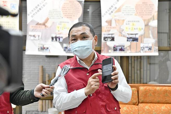 新北市长侯友宜今天针对校园防疫策略以及第四剂疫苗施打情形做说明。（新北市政府提供）