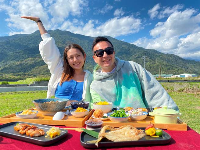 《爱玩客》改版为《爱玩客欢迎光临》，由小钟（右）与鲔鱼担任管家接待艺人。（三立提供）