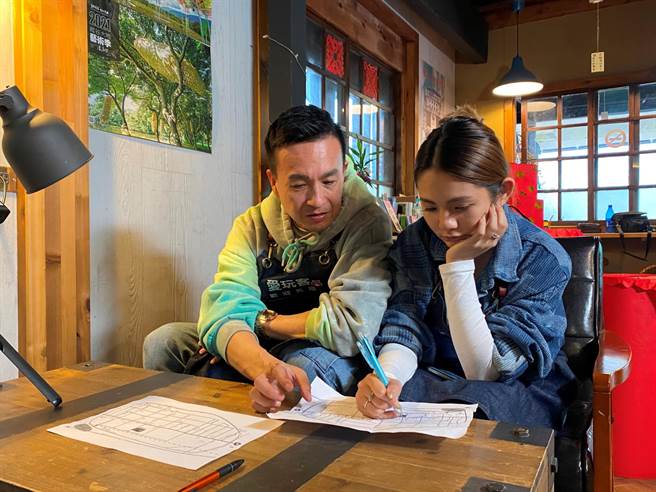 成为管家的小钟（左）与鲔鱼，对任何事亲力亲为。（三立提供）