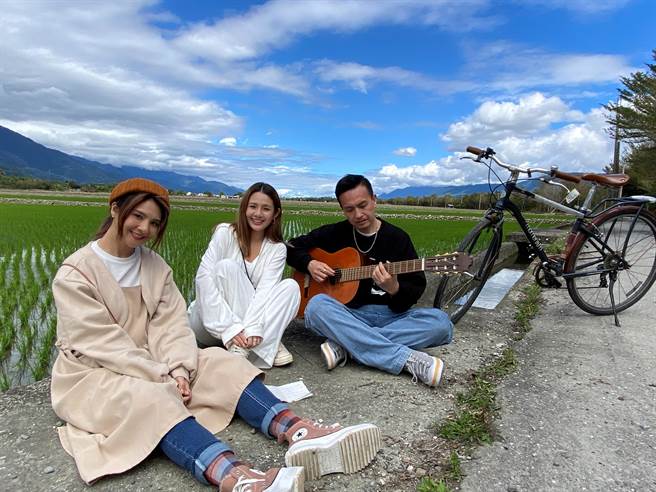 郭静（左起）成为第一组客人，接受鲔鱼、小钟的款待。（三立提供）