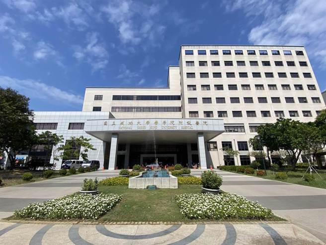 国立成功大学16日宣布，从明天起至本学期结束，启动远距为主、实体报备的教学模式。图为成功大学医学院。（资料照）