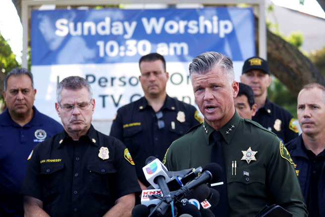 美国南加州一座长老会教堂15日爆发枪击，受害者全为台湾人。图为橘郡副警长海洛克（Jeff Hallock）说明案情，后方看板写着周日礼拜时间为上午10时30分。（图／路透社）