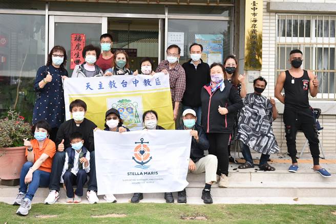 台中教区附设互爱物资银行、静宜大学等单位，募集爱心物资到梧栖渔港关怀海员和外籍渔工。(静宜大学提供)