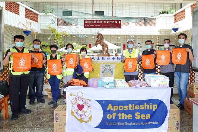 天主教会台中教区携手静宜等单位到渔港关怀发送物资，以实际行动让天主的爱与光，温暖长期离乡背井的渔工。(静宜大学提供)