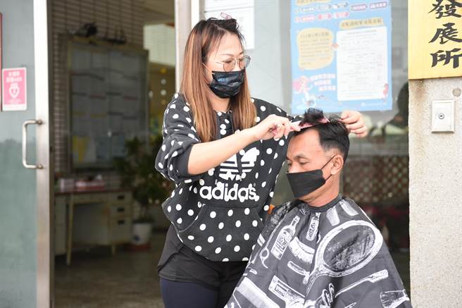 现场并进行义剪服务，让外籍渔工拥有清新的仪容，并感受到台中教区志工的服务与温暖。(静宜大学提供)