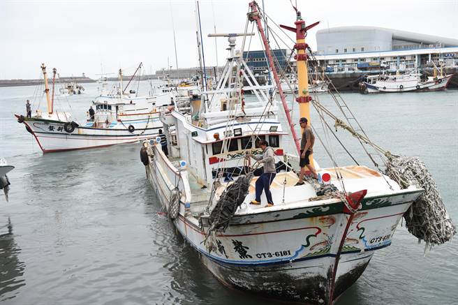 外籍移工长期吃、住、工作都在船上，渔船内环境狭窄简陋，生活品质不佳。(静宜大学提供)