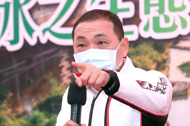 新北市長侯友宜16日視察已完工的新北市泰山區大窠坑溪改善工程，針對中央流行疫情指揮中心醫療應變組副組長王必勝稱「希望不要有太陡峭的確診上升」，外界認為是在針對新北市，侯友宜受訪時表示，新北市就是看到人民的痛苦，願意站在浪頭上，承擔所有的責任，他身為市長，一定會全力的去面對。（黃世麒攝）