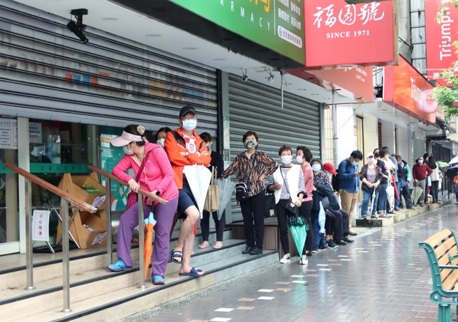 指揮官陳時中今日宣布，規劃在下禮拜啟動第2輪實名制。圖為民眾排隊買快篩照。（粘耿豪攝影）