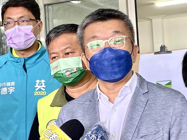 疫情会影响选情？立法院副院长蔡其昌16日强调，只要市民认为你是一个会做事，会解决问题的政治人物，认同你就会投给你。（卢金足摄）