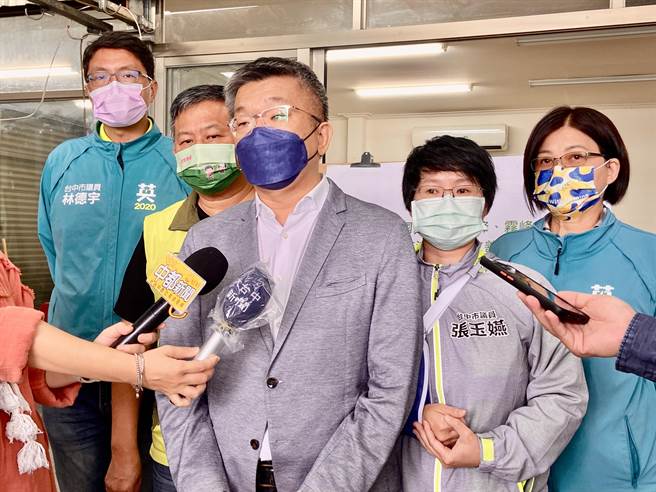 民进党台中市年底选战的「超级母鸡」，立法院副院长蔡其昌与党内获提名的市议员，陆续展开台中市辅选、造势的基层行程。（卢金足摄）