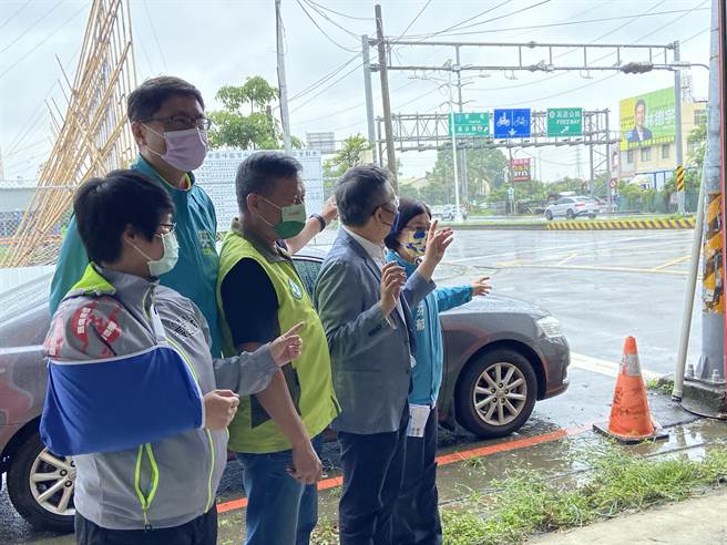 民进党台中市年底选战的「超级母鸡」，立法院副院长蔡其昌与党内获提名的市议员，陆续展开台中市辅选、造势的基层行程。（卢金足摄）