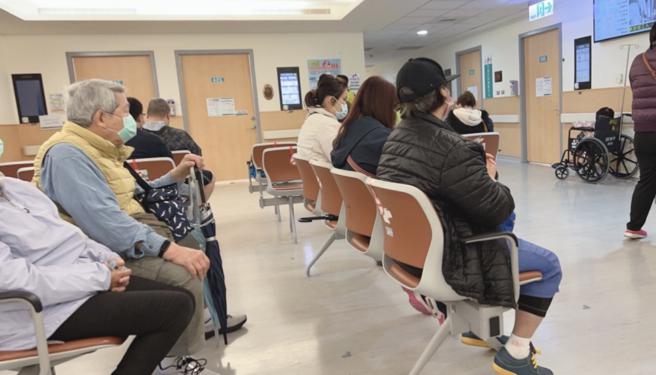 看诊乱象多  风险大增   医护累翻。（爱传媒提供）