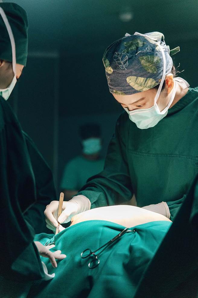 蔡淑臻克服心魔重执手术刀，展现专业刀法。（公视提供）
