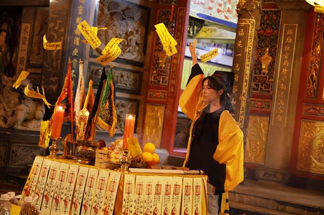 蔡淑臻穿上道士袍架式十足。（公视提供）