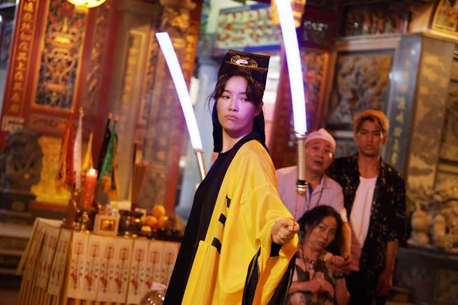 蔡淑臻穿上道士袍大跳光剑舞。（公视提供）