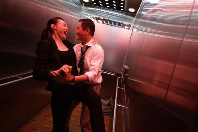 汤志伟、曾佩瑜上演「第一支舞」。（公视提供）