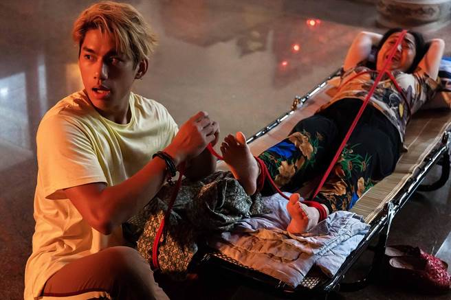 朱轩洋将杨丽音五花大绑。（公视提供）