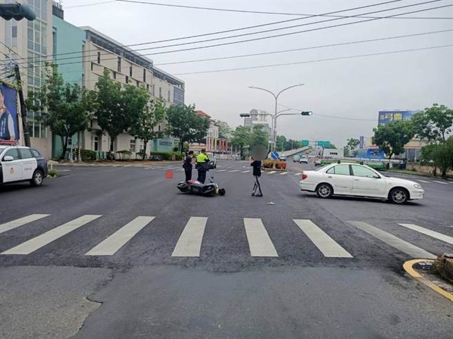 白色自小客車駕駛右轉未注意同向後方摩托車，造成摩托車騎士閃避不及撞上身亡。（翻攝照片／崔正綱高雄傳真）