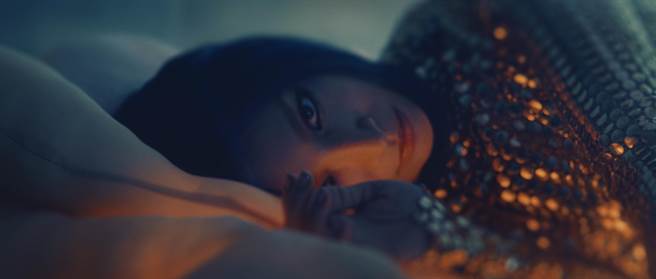 詹雯婷日前拍摄〈煮沙〉MV。（亚神音乐提供）