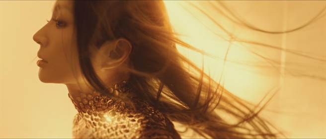 詹雯婷日前拍摄〈煮沙〉MV。（亚神音乐提供）