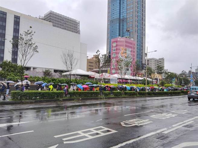 基隆市民广场PCR筛检站首日提供给药服务，涌入排队人潮。（陈彩玲摄）