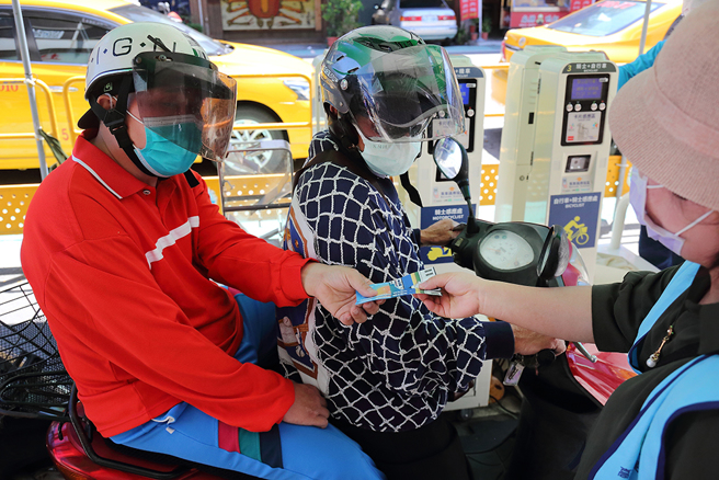 4月5日前民眾搭渡轮就可领到旗津券，图为鼓山轮渡站发送情形。(摄影/Carter)
